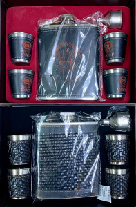 Фляжка 18Oz + стопки в футляре, в коробке